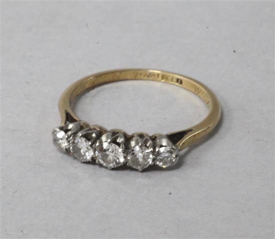 An 18ct gold and graduated five stone diamond ring, size M.